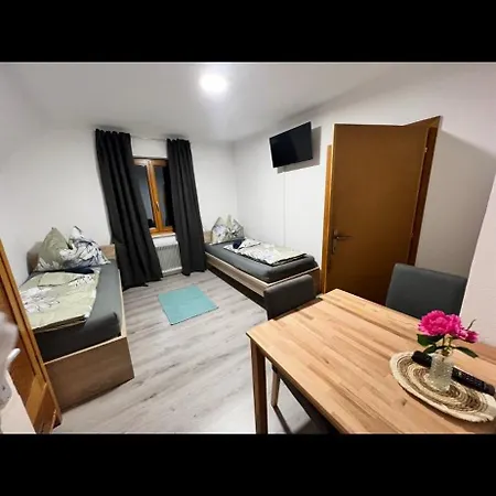 La Haus Fuer Monteure, Arbeiter, Pendler, Ganzes Haus Mit Garten, 5 Apartment *