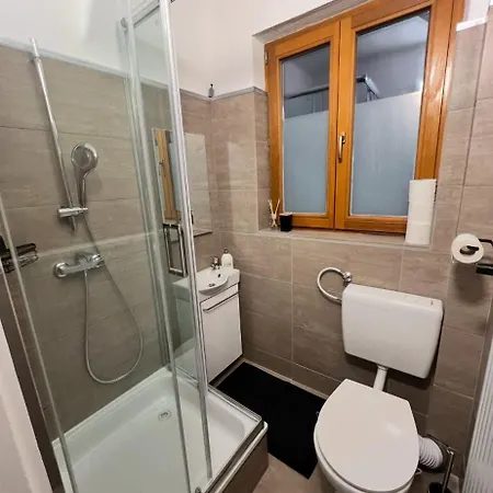 La Haus Fuer Monteure, Arbeiter, Pendler, Ganzes Haus Mit Garten, 5 * Leoben (Styria)